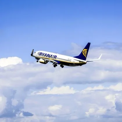 Скъпото гориво удари Ryanair: По-малко полети и риск от по-скъпи билети