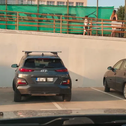 "За малко" оправдание ли е? Паркиране на две места в Благоевград разпали спор