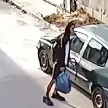 Твърдят, че мъж "проверява" паркирани коли из Сливен ВИДЕО