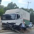 Меле! Камион помля мантинела, щетите са сериозни СНИМКА