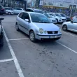 Паркиране с размах: Кола се разположи върху 3-4 места СНИМКА