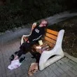 Тревожна гледка в София: Млад мъж лежи безпомощно на пейка СНИМКА