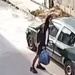 Твърдят, че мъж "проверява" паркирани коли из Сливен ВИДЕО