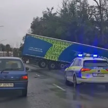 Камион излетя от пътя край Русе СНИМКИ