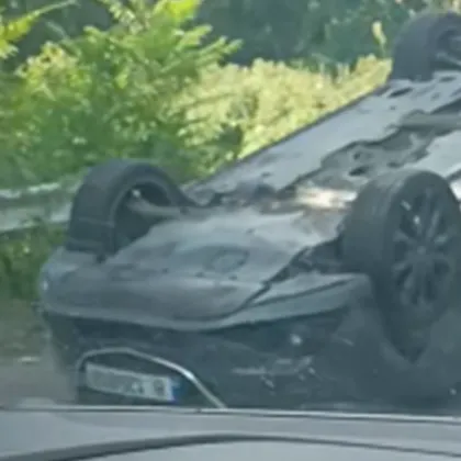 Кола се обърна по таван край Балчик ВИДЕО