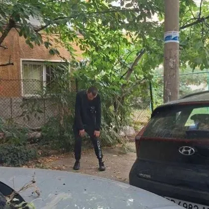 Мъж в "зомби" поза се появи на тротоар, водещ към детски градини в Пловдив ВИДЕО+СНИМКИ