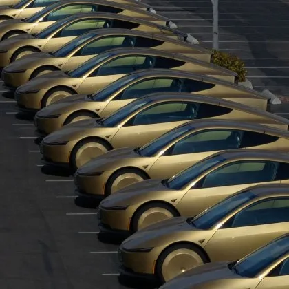 Tesla на Мъск пусна "таксита" с Cybercab &ndash; автомобил без волан и педали