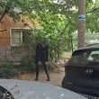 Мъж в "зомби" поза се появи на тротоар, водещ към детски градини в Пловдив ВИДЕО+СНИМКИ