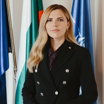 Министър Велислава Петрова се срещна с майката на Ива Михайлова