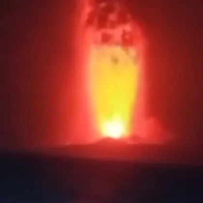 Избухна вулканът Анак Кракатау, спряха над 200 полета ВИДЕО