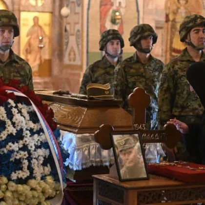 Хиляди се стичат в Белград за последното сбогом с Ратко Младич