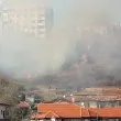 Пожар избухна в Шумен, пожарникарите не могат да изгасят пламъците