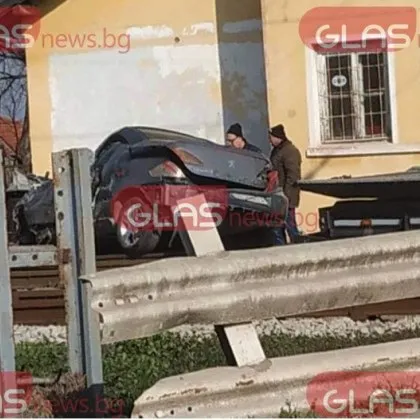 Влак помете автомобил с четирима младежи