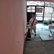 Камера засне двама в чужд вход: Жена твърди, че взели банковата ѝ карта