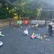 Кой кого възпитава: Дете на годинка чисти площадка след батковци, каки и родители