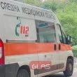 Пиян извади брадва на медици, атакува със саксии и стол