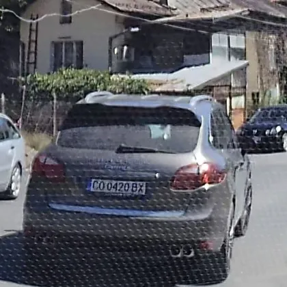 Безумно изпреварване в село: Шофьор профуча край жена с бастун ВИДЕО