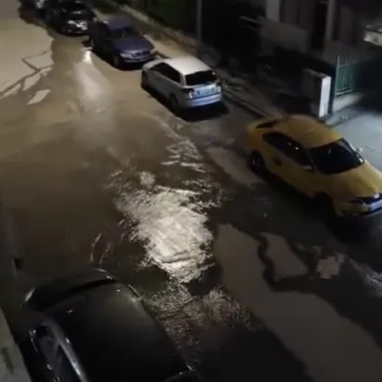 &bdquo;Хората без вода, улицата - река": Поредна ВиК авария във Велико Търново ВИДЕО