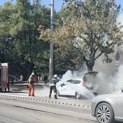Кола лумна в пламъци насред София, пожарникари се борят с огъня ВИДЕО