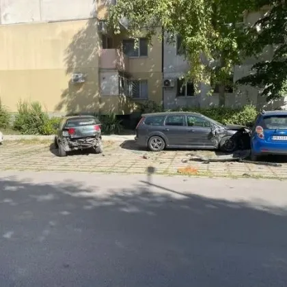Меле между блоковете в &bdquo;Тракия": Младеж с BMW помете паркирани коли