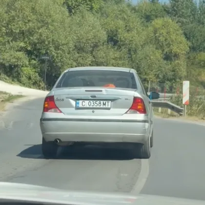 Опасно! Неадекватен шофьор криволичи и навлиза в насрещното ВИДЕО