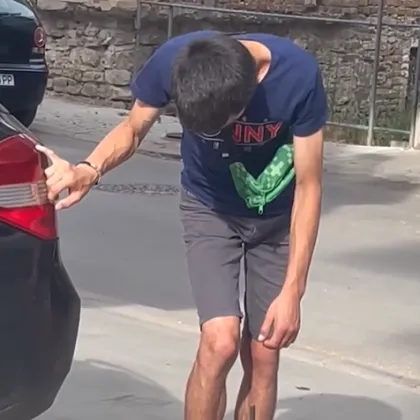 Тревожно! Заснеха младеж в "зомби" поза в Стара Загора ВИДЕО