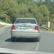 Опасно! Неадекватен шофьор криволичи и навлиза в насрещното ВИДЕО