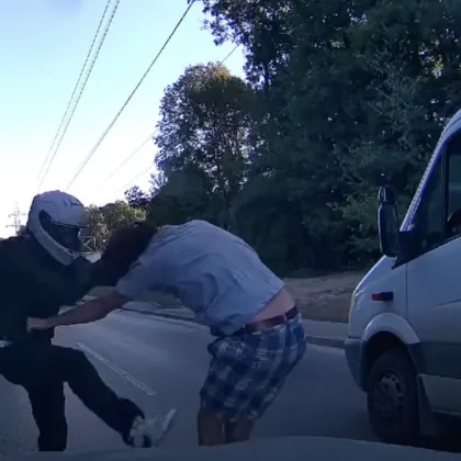 Бой в час пик: Моторист и шофьор си разменят удари на Симеоновско шосе ВИДЕО