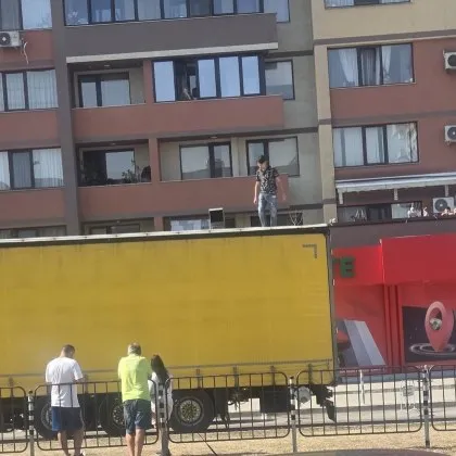 Екшън край пазара в &bdquo;Младост 1": Мъж върху тир, полиция дойде на място