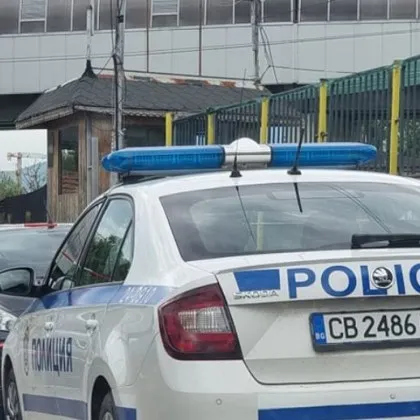 Мъж заби юмрук на полицай, извади нож