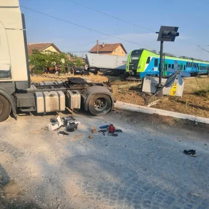 Разкриха подробности за удара между камион и мотриса на жп прелез СНИМКИ