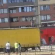 Екшън край пазара в &bdquo;Младост 1": Мъж върху тир, полиция дойде на място