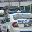 Мъж заби юмрук на полицай, извади нож