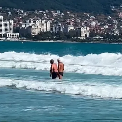 Като "пъдари" на плажа: Турист се опъна на спасител в бурното море ВИДЕО