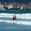 Като "пъдари" на плажа: Турист се опъна на спасител в бурното море ВИДЕО