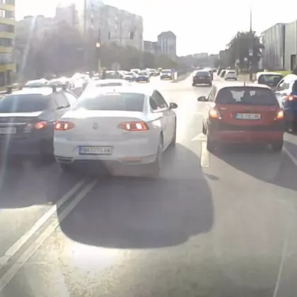 На сантиметри от сблъсък: Две коли се прицелиха в една и съща лента ВИДЕО