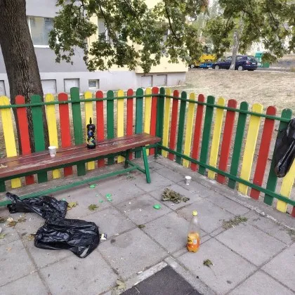 След нощни сбирки: Детска площадка в Благоевград се превърна в депо за боклук и балони СНИМКИ