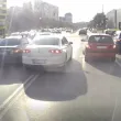 На сантиметри от сблъсък: Две коли се прицелиха в една и съща лента ВИДЕО