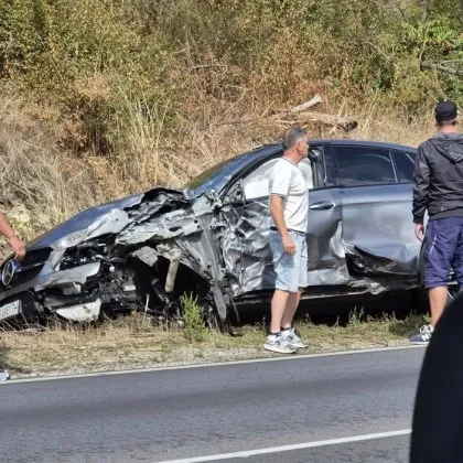 Мерцедес се разпиля след удар с автобус край Велико Търново СНИМКИ