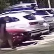 Мъж в черно нападна кола! Свали номера ѝ, опита да я подпали ВИДЕО