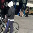 Предупредиха всички! Маскирана жена опита да открадне велосипед пред магазин в София СНИМКА