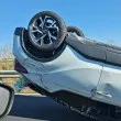 Кола се обърна по таван на пътя Поморие - Сарафово, образува се тапа СНИМКИ