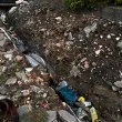 Ров, боклуци и разбит тротоар: Къде да вървят хората в Асеновград? СНИМКИ