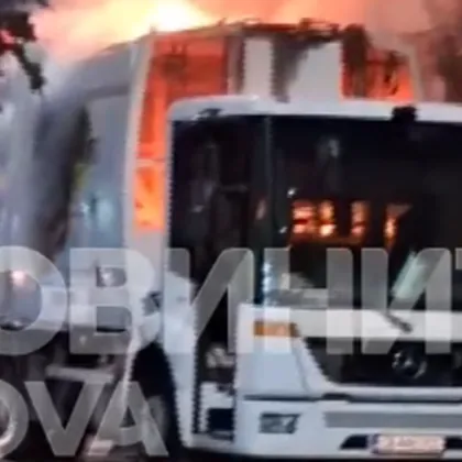 Боклукчийски камион лумна в пламъци в София ВИДЕО
