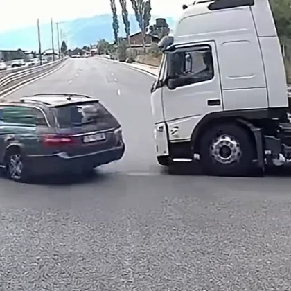 Шофьор на камион наби спирачки, за да не смаже Мерцедес