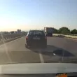 Агресия на пътя: Шофьор засича и препречва пътя на друг водач ВИДЕО