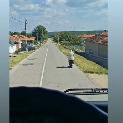 Баба даде газ край Варна и стана звезда ВИДЕО