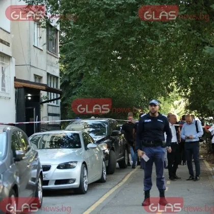 Дете вика за помощ от прозореца, минути по-късно баща му скача от петия етаж &ndash; пълната хронология на ужаса