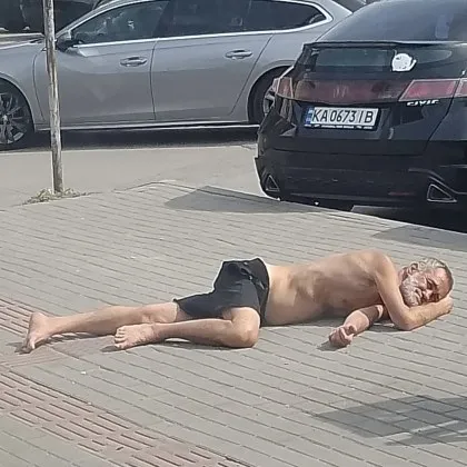 Два дни, две улици, един и същи мъж отново лежи на земята във Варна