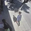 Апетитът явно идва с плячката: Жена отнесе възглавници, върна се и за запалка ВИДЕО